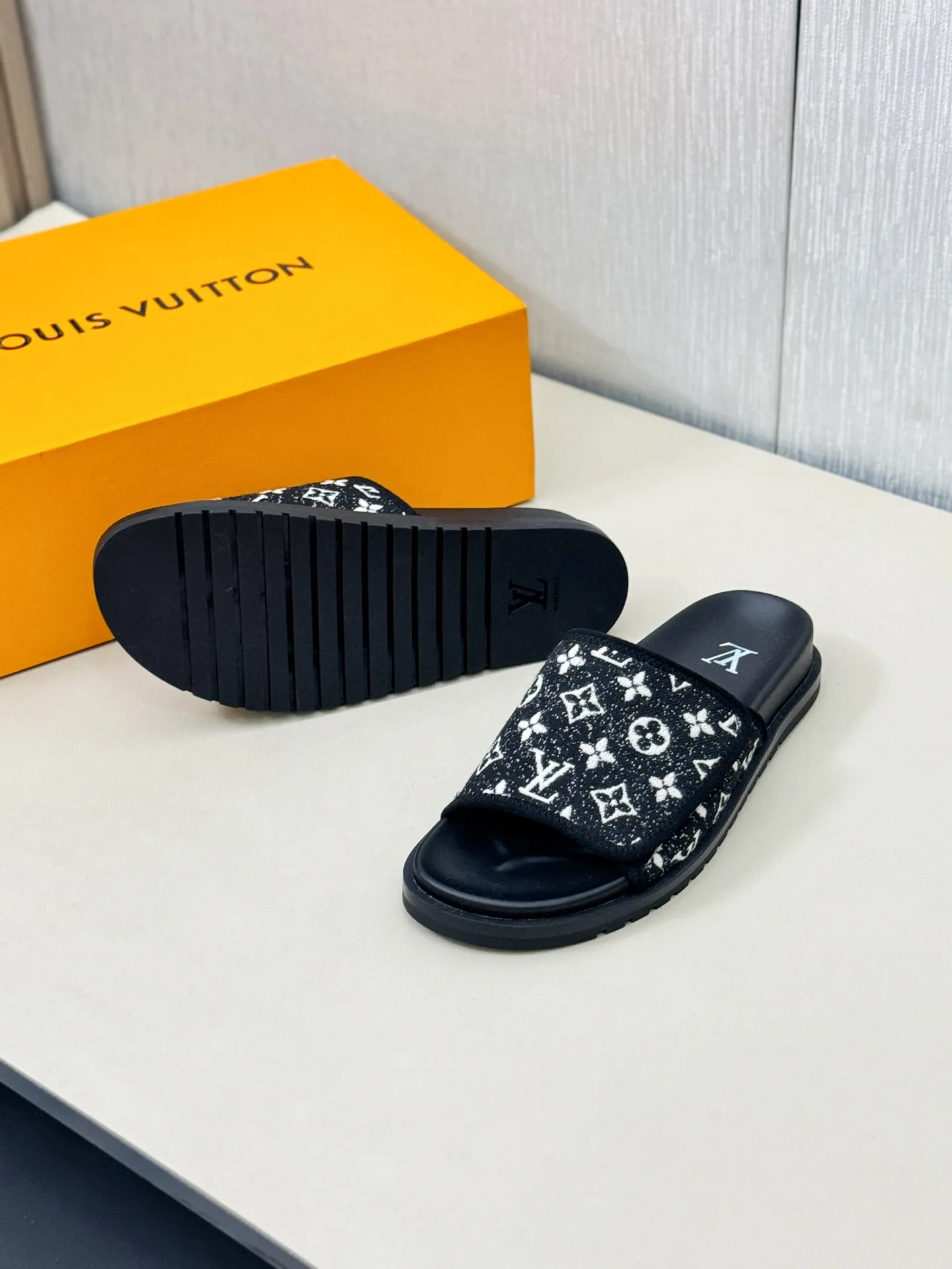 [L Home] P: 340💰Size: 38-45 Top purchasing agent lv men's summer slippers, classic presbyopia with Velcro, soft real leather lining, unique color splicing effect, distinctive personality, fashionable and trendy essential style, light and comfortable. Lightweight and tough rubber insole, micro ridged foam outsole, super comfortable!